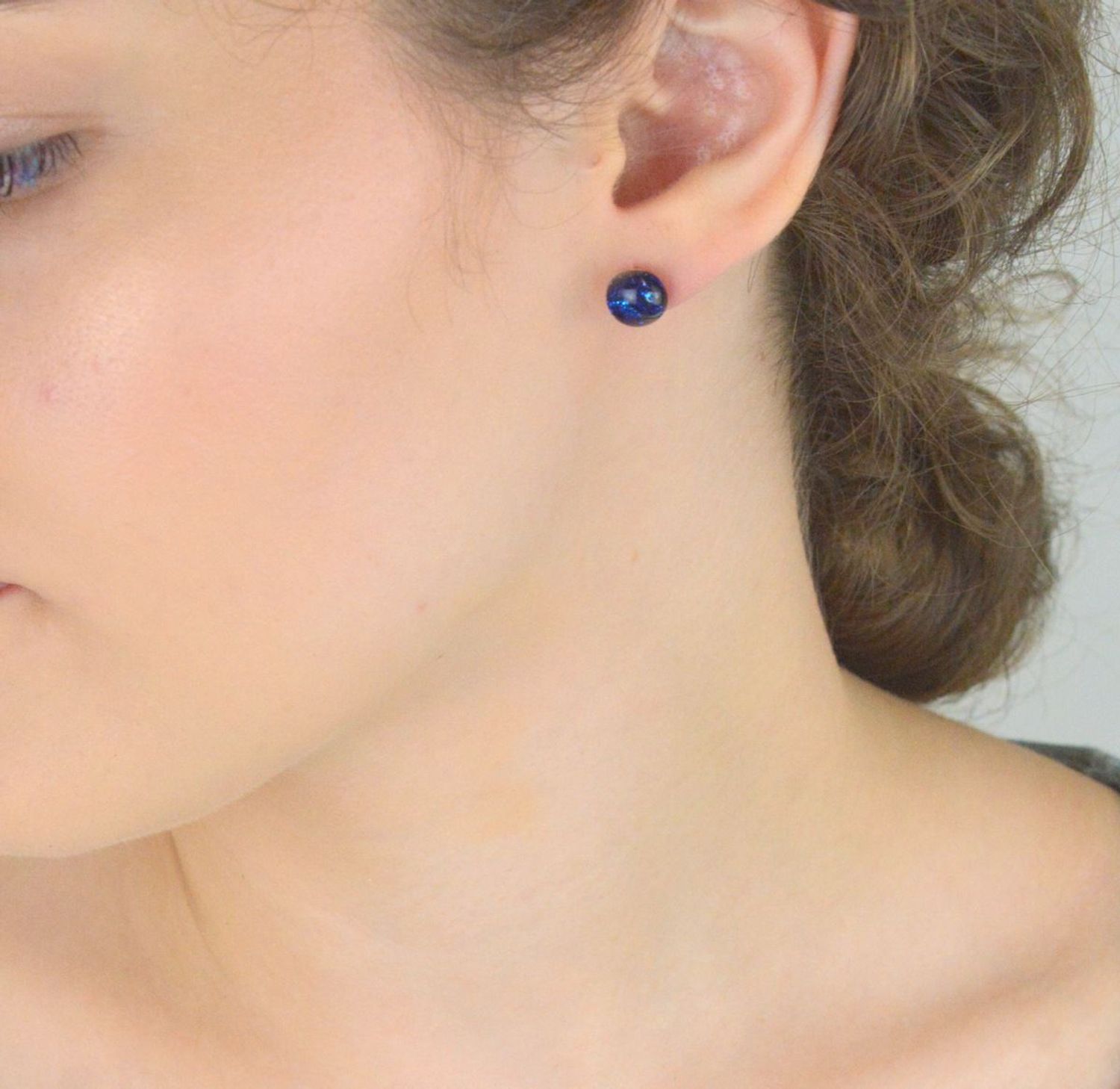 Kolczyki damskie srebrne 925 – Murano 56. Ręcznie wykonane szkło weneckie w odcieniach niebieskiego i granatu, średnica 9 mm, waga 2,00 g. Stylowa, artystyczna biżuteria na każdą okazję.1.jpg